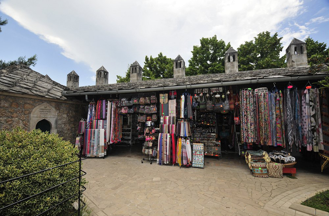 O antigo mercado de artesãos é repleto de lojas que vendem cobre trabalhado, tapetes, joias e lembranças típicas. Suas ruas estreitas mantêm o charme otomano e convidam a caminhadas tranquilas. É um dos pontos mais vibrantes da cidade.