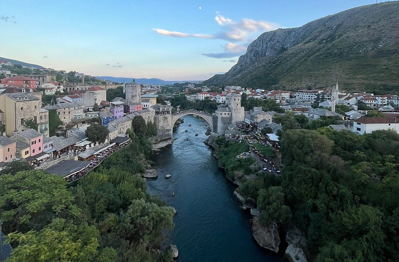 A cidade combina história dolorosa e beleza arrebatadora, criando uma experiência emocional única. A Stari Most não é apenas uma ponte, mas um símbolo de esperança que conecta passado e futuro. Visitar Mostar é testemunhar a força humana de reconstruir, celebrar e seguir adiante.
