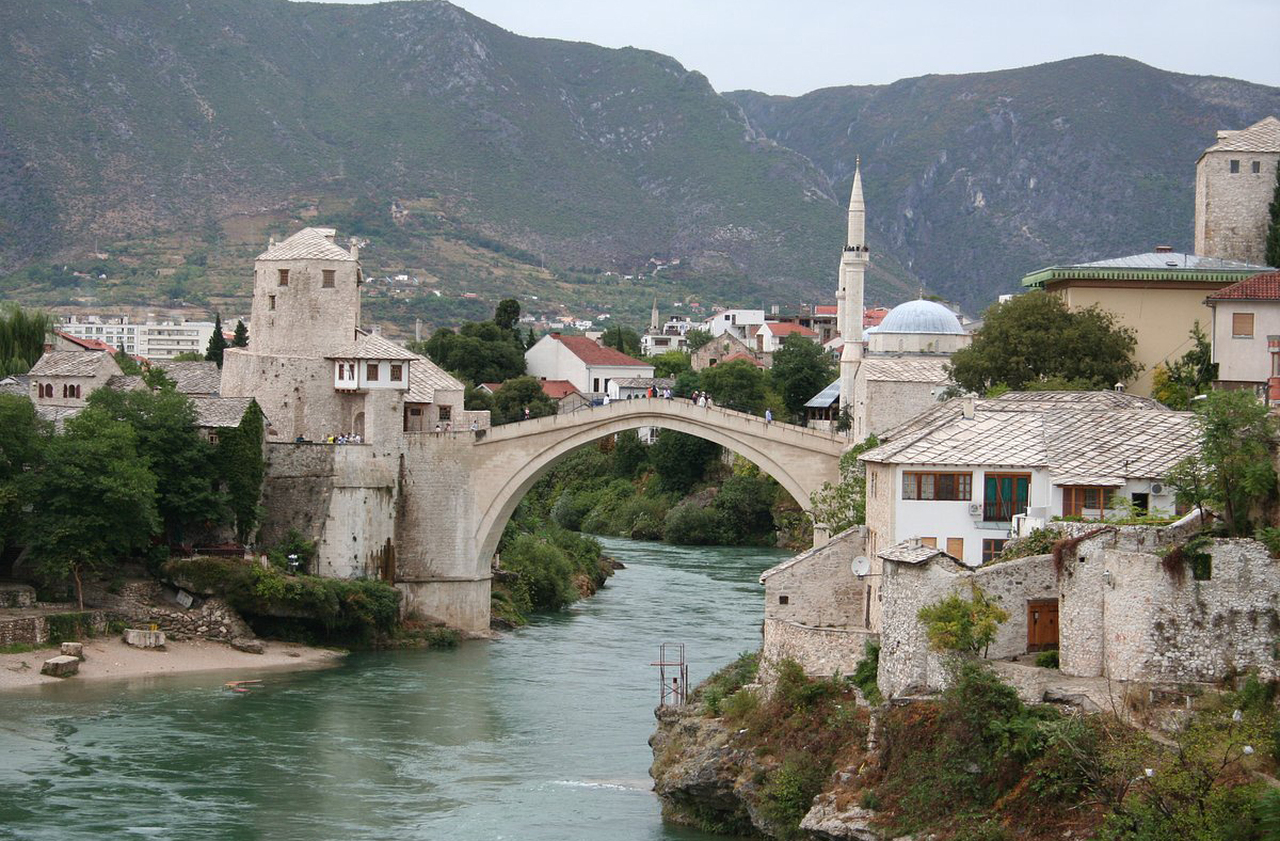 Mostar é uma cidade que pulsa história, marcada por encontros culturais e a força de um povo que reconstruiu sua identidade após a guerra. No coração desse cenário está a Ponte Velha, símbolo-mor de união e resiliência que atravessa séculos. Caminhar por Mostar é sentir a convivência entre tradições, sabores e memórias.