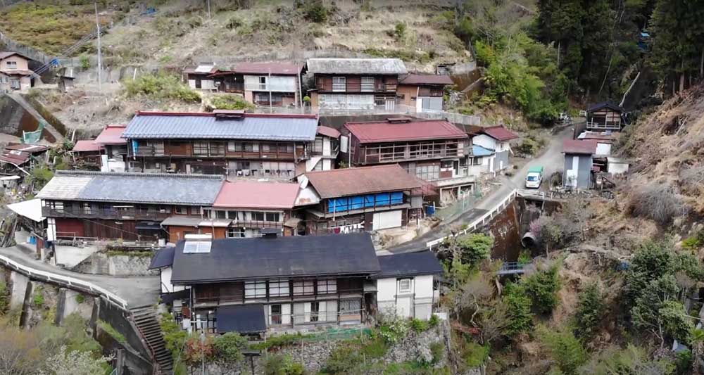 Nanmoku (Gunma): Com cerca de 1.800 moradores, é conhecida por suas paisagens montanhosas e tradições culturais preservadas.
