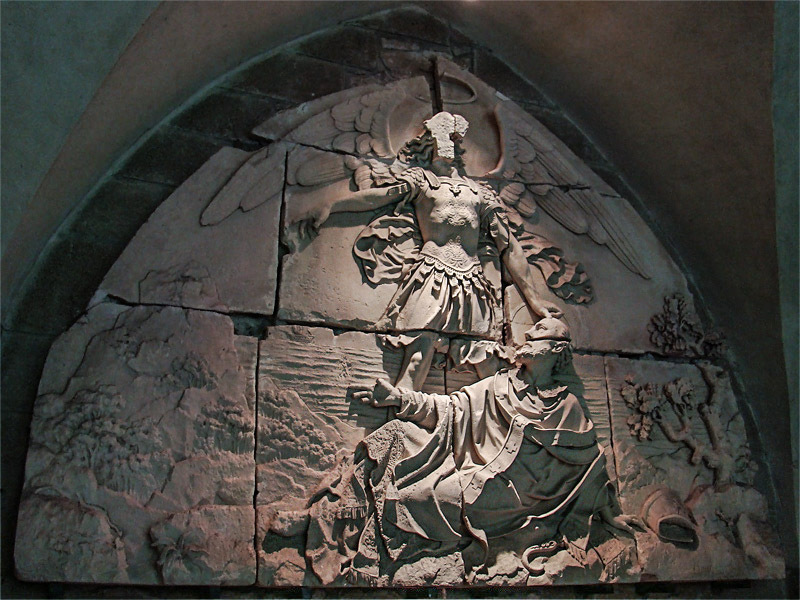 <p>Segundo a lenda, o Arcanjo Miguel apareceu ao bispo Aubert em 708 e ordenou a construção da abadia. Dizem que o religioso ignorou a visão até que o arcanjo tocou sua cabeça com o dedo, deixando um buraco em seu crânio. Essa relíquia está exposta na igreja de Saint-Gervais, em Avranches.</p>
