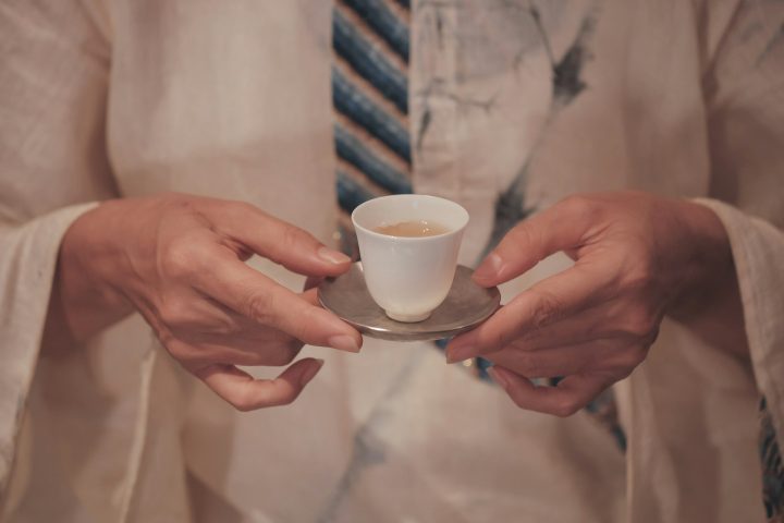 Coreia do Sul: Se alguém servir um chá, um café ou um prato de uma pessoa mais velha, receber segurando com as duas mãos simboliza respeito. 