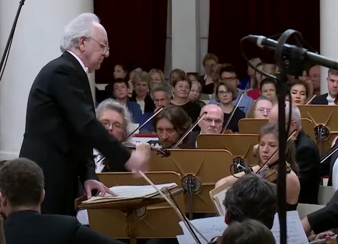 Com sua fundação em 1882, a Filarmônica de São Petersburgo carrega uma rica tradição de excelência musical. Considerada a mais antiga da Rússia, ela é renomada por suas interpretações de compositores russos clássicos, como Tchaikovsky.