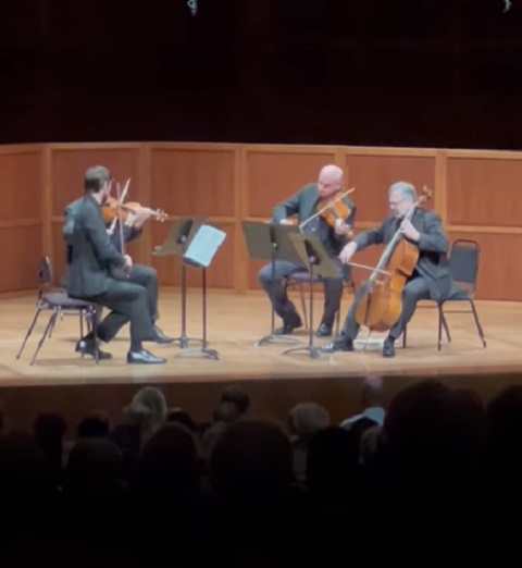 Fundada em 1939, a Orquestra Sinfônica de San Francisco é reconhecida por sua habilidade em equilibrar a tradição clássica com a música contemporânea.