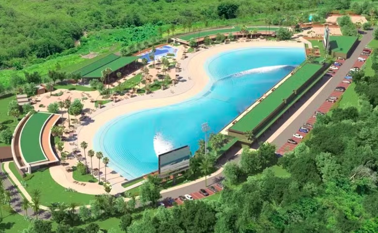 Outro atrativo que chama a atenção é a piscina de ondas, opção de lazer que amplia as alternativas além das praias. O espaço é bastante procurado por famílias e visitantes em busca de diversão controlada.