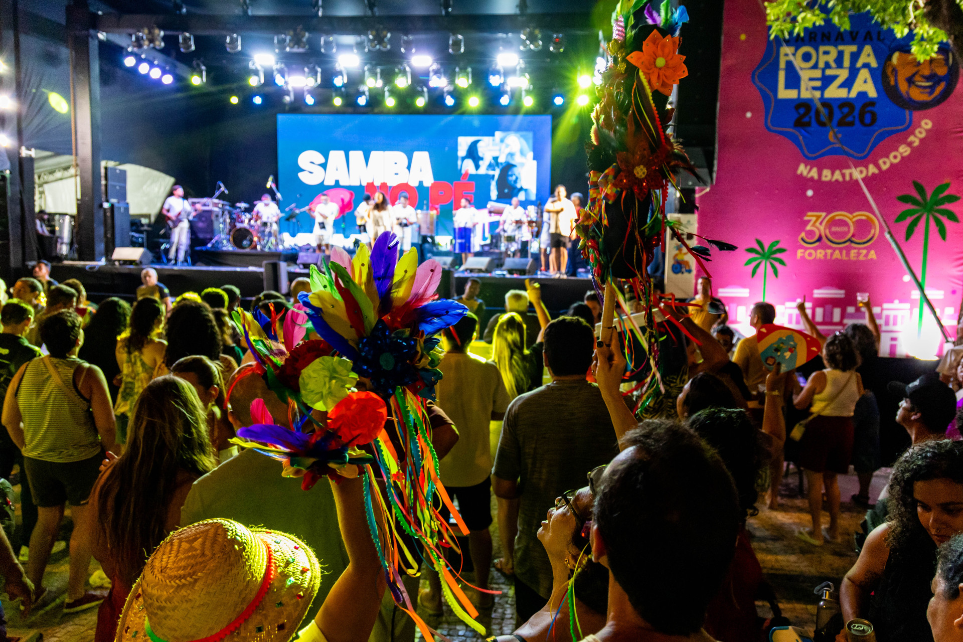 ￼PRÉ-CARNAVAL reuniu foliões na Praça do Ferreira (Foto: FCO FONTENELE)