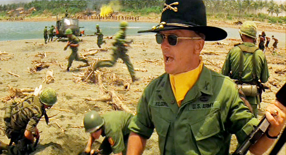<p>Ator, produtor e cineasta, Duvall ganhou Oscar por “Força do Carinho” (1983), mas é mais lembrado como o  tenente-coronel Bill Kilgore em “Apocalypse Now” (1979 – foto), que lhe valeu outras premiações, e o advogado Tom Hagen na saga “O Poderoso Chefão”</p>
