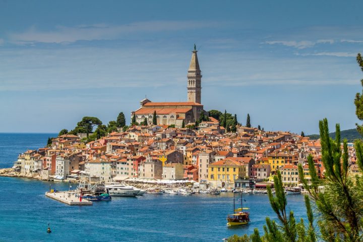 <p>Rovinj – É um centro turístico popular e um ativo porto de pesca. Construída num esporão rochoso na costa ocidental da Ístria, Rovinj foi uma ilha antes de se ligar ao continente em 1763.</p>
