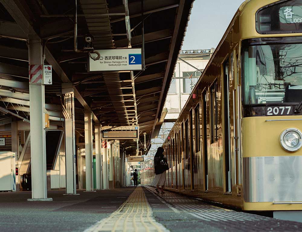 Essa tendência afeta especialmente as áreas rurais, onde muitas cidades e vilas enfrentam um declínio populacional acentuado. Veja as cidades menos populosas do Japão.