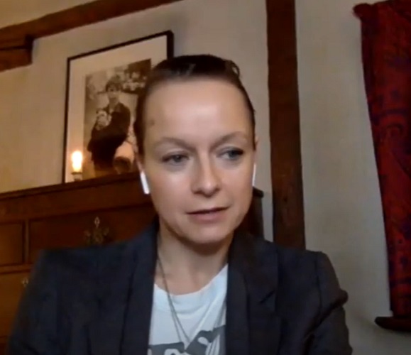 Ela (2013): A atriz Samantha Morton  foi escolhida para dar voz à inteligência artificial no filme e concluiu todo o trabalho isolada em uma cabine, longe dos outros atores. No entanto, o diretor Spike Jonze sentiu que a conexão entre a IA e o personagem de Joaquin Phoenix não estava boa o suficiente.