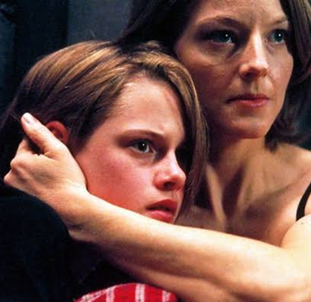 Na época, Jodie Foster foi chamada às pressas para substituí-la, tendo até que desistir da presidência do Festival de Cannes de 2001. Mesmo assim, ela ainda teve que ser substituída nas cenas de ação quando descobriu que estava grávida. Que zica!