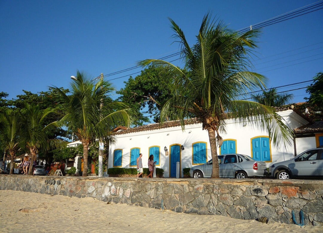 A Orla Bardot, onde fica a estátua, tem várias atrações.  
A Casa do Sino é um prédio histórico do século XIX com fachada colonial preservada à beira-mar.
