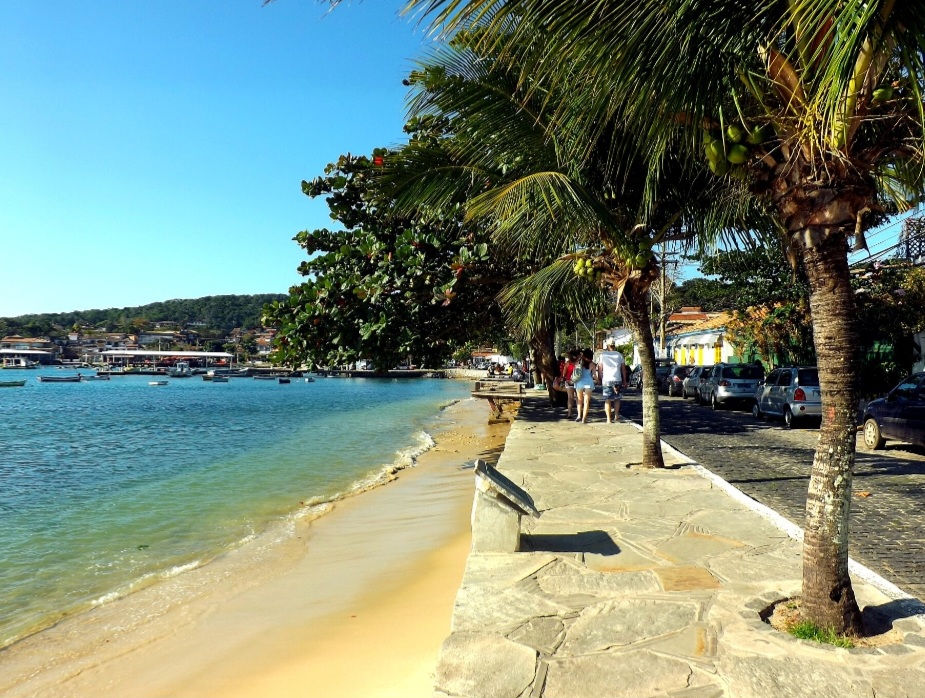 Búzios também é reconhecida pela forte presença de iates e veleiros ancorados ao longo da costa. Esse movimento reforça a vocação da cidade para o turismo de alto padrão e experiências exclusivas.