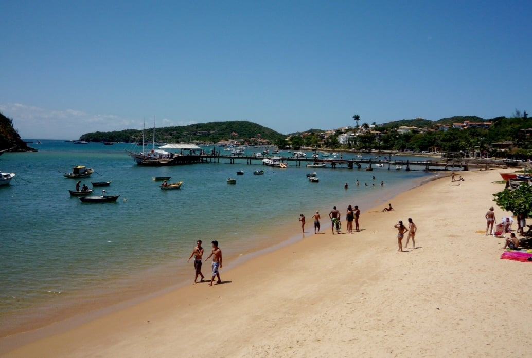 Búzios é um dos destinos mais charmosos do litoral brasileiro, conhecido pela combinação de praias variadas, paisagens naturais preservadas e clima cosmopolita