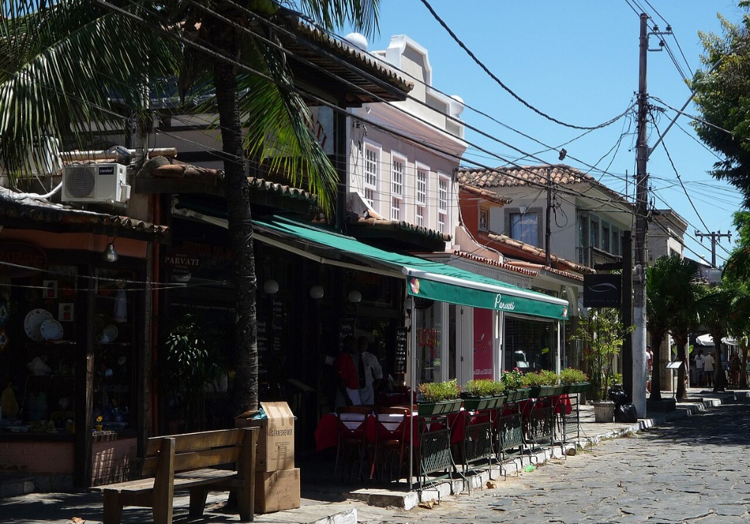 A Rua das Pedras é o principal ponto de encontro de Búzios, reunindo lojas, bares, restaurantes e galerias em um clima charmoso e descontraído.