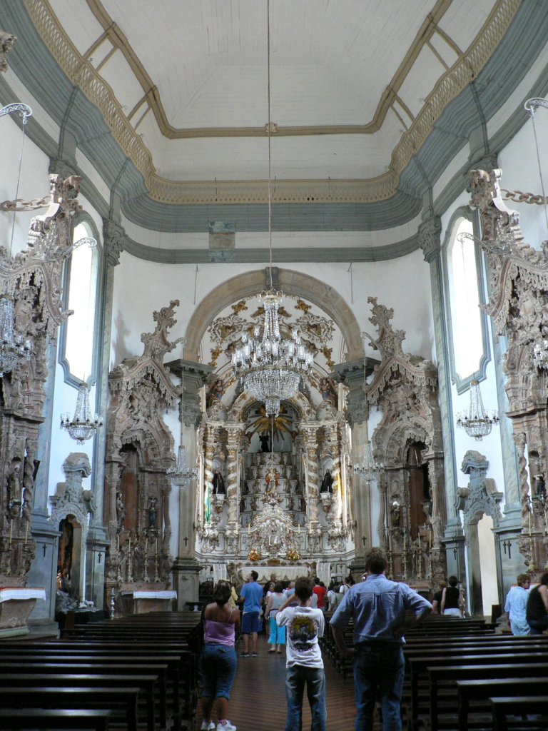 Igreja de São Francisco de Assis (São João del-Rei, 1774) – Com talha rococó dourada, tem um interior elegante e um imponente altar-mor em ouro.