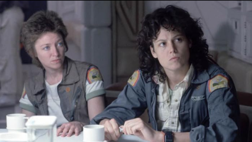 <p>O filme narra a história da tripulação de uma nave comercial que, ao investigar uma transmissão misteriosa, encontra uma forma de vida mortal que ameaça suas vidas no espaço profundo.</p>
