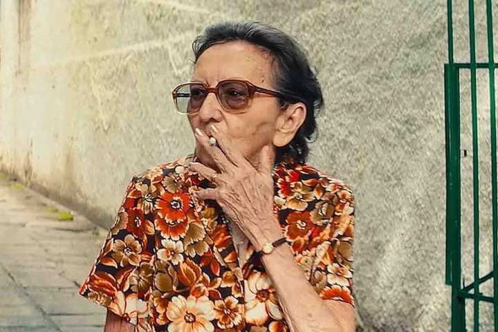 <p>Desde então, acumulou seis filmes e passou a ser citada por veículos como The New York Times, Variety e The Hollywood Reporter como possível candidata ao Oscar. O jornal americano destacou até a naturalidade com que ela fuma em cena, hábito que manteve por mais de seis décadas.</p>
