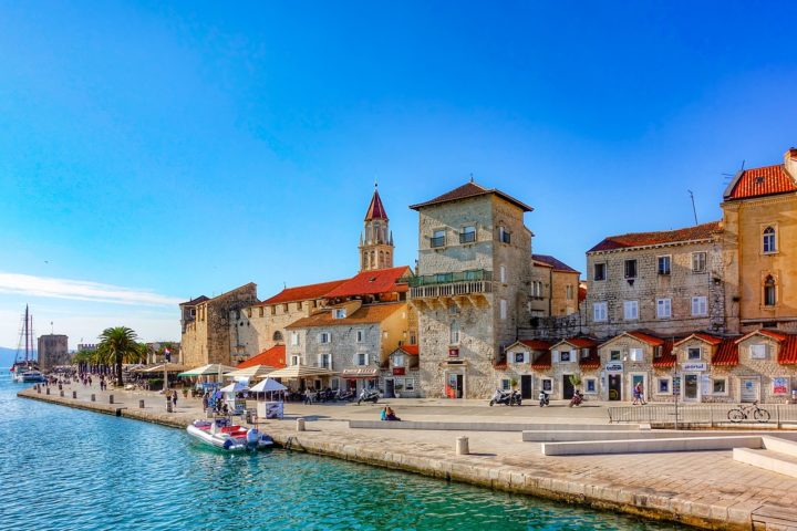 <p>Trogir – Com mais de 4 mil anos de existência e habitada por povos oriundos de diversas etnias, Trogir proporciona um passeio pelo tempo.</p>
