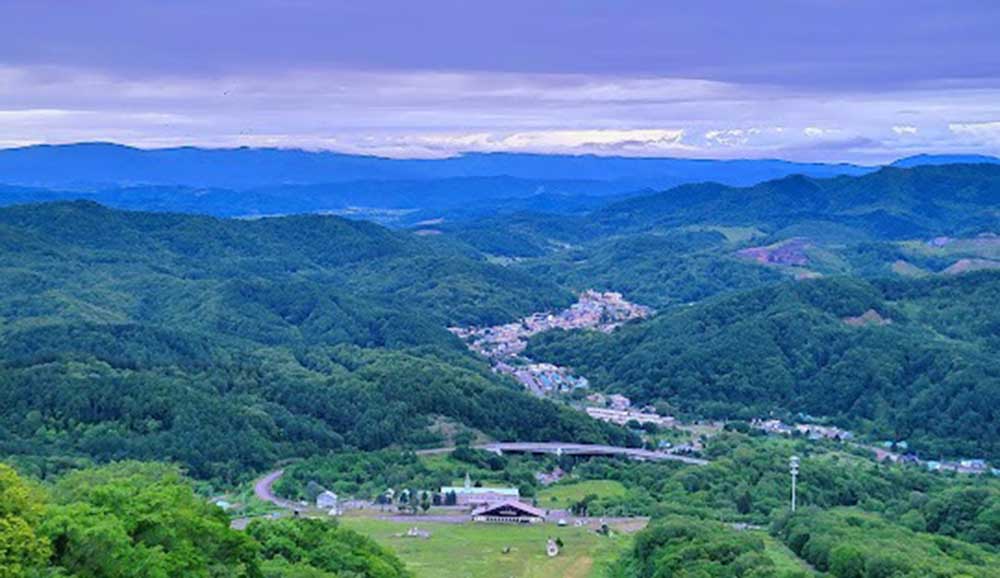 Utashinai (Hokkaido): Localizada na região de Sorachi, é a menor cidade do Japão, com aproximadamente 3.000 habitantes. Conhecida por sua história na mineração de carvão, atualmente busca revitalização econômica através do turismo. 