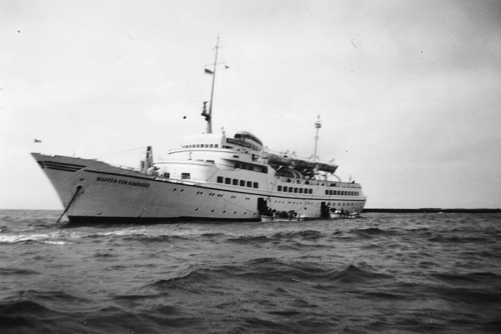 Construído em 1955 pelo estaleiro alemão Blohm and Voss, o navio se chamava Wappen von Hamburg antes de se tornar Aurora.