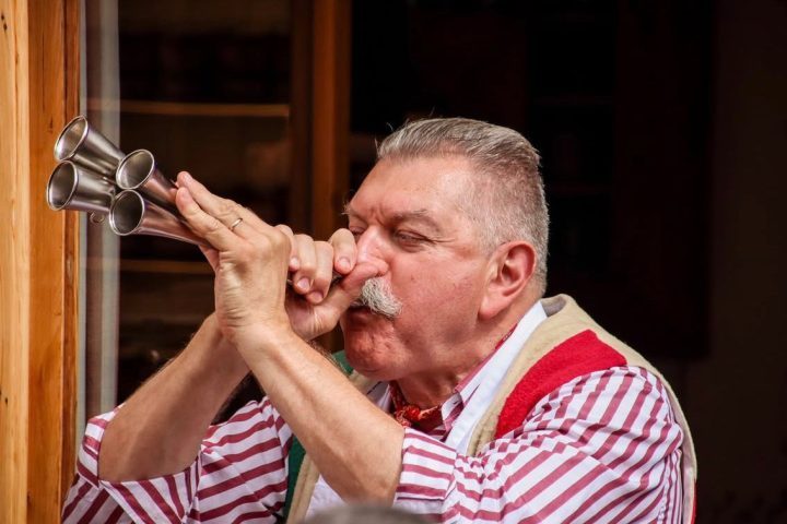 Lá, ele costuma receber clientes ao som de ópera, declamando versos da Divina Comédia de Dante Alighieri enquanto maneja suas facas com precisão.