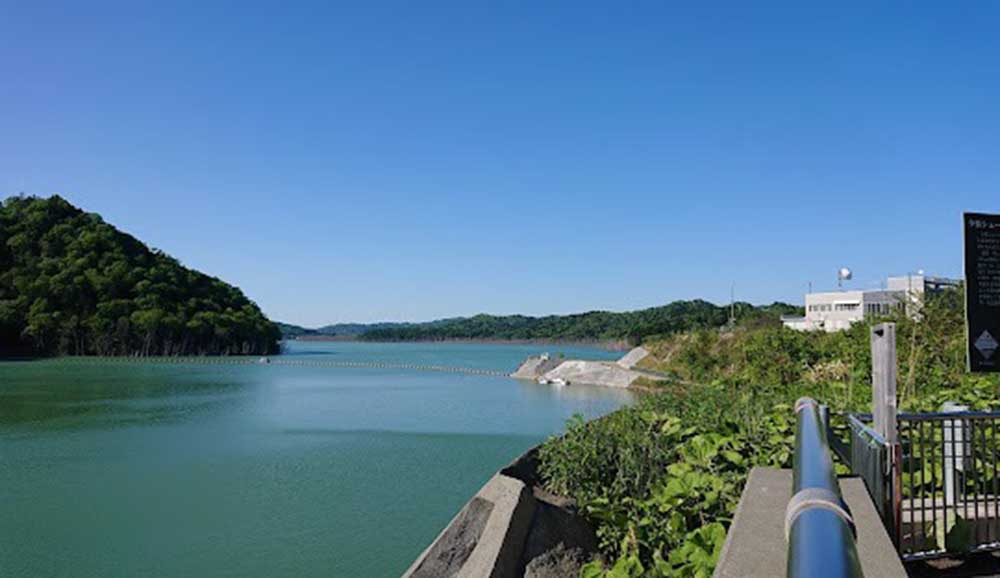 Yubari (Hokkaido): Também situada em Hokkaido, tem cerca de 7.000 residentes. Famosa por seus melões premium e por sediar o Festival Internacional de Cinema de Yubari.
