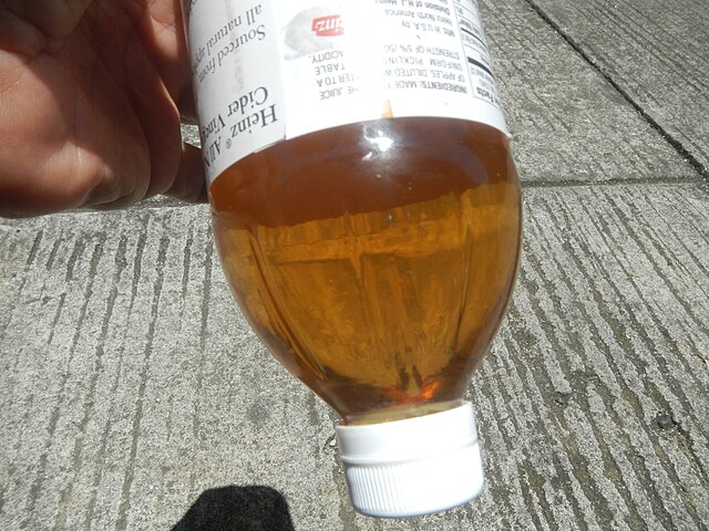 <p>No cuidado pessoal, o vinagre de maçã é usado como tônico facial, enxágue capilar e até para aliviar picadas de inseto. Seu pH ajuda a restaurar o equilíbrio da pele.</p>
