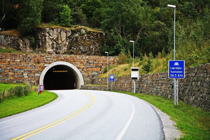 <p>Quando concluído, o Rogfast irá superar o atual recorde do túnel de Lærdal, que também fica na Noruega e chega a 24,5 km de extensão — 2,5 a menos do que o Rogfast.</p>
