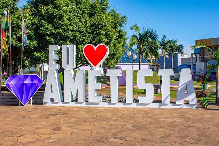 <p>No interior do Rio Grande do Sul, a mais de 400 quilômetros da capital Porto Alegre, há uma cidade que atrai olhares curiosos por um motivo incomum: ela é conhecida como a capital mundial da pedra ametista.</p>
