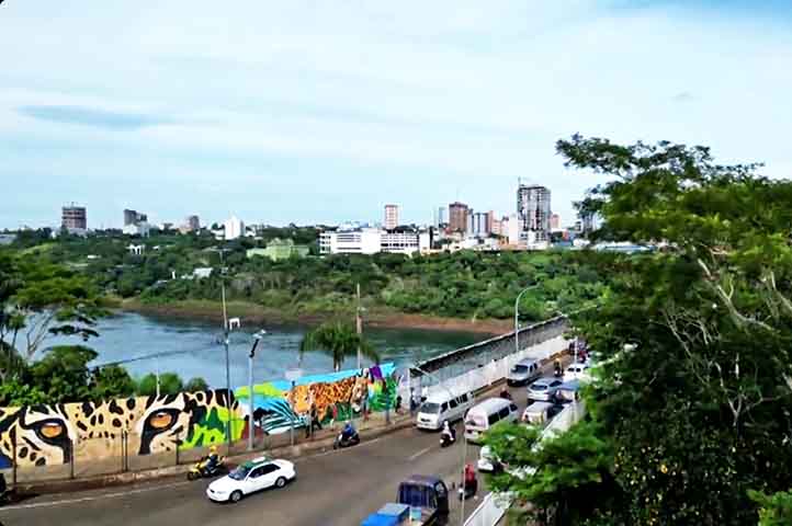 <p>Por dia, 100 mil pessoas e 40 mil veículos circulam pela Ponte da Amizade para se deslocar entre os países vizinhos da América do Sul.</p><?php if (strpos(site('ds_site_link'), '/apostas') === false): ?>
    </div>

    <div class=