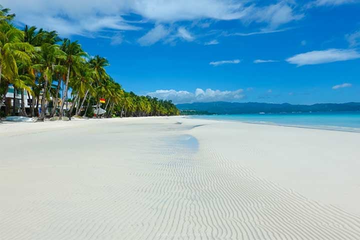 <p>Praias de areia branca despertam fascínio em todo o mundo por sua beleza incomum e brilho ao sol. Mas o que torna essa areia tão clara e onde encontrá-la?</p>
