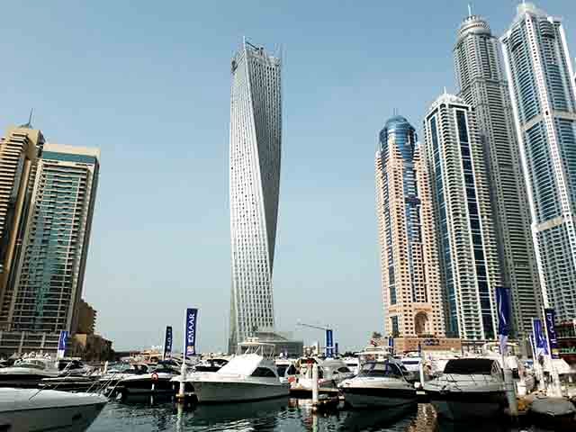 <p>Dubai, cidade nos Emirados Árabes Unidos, tornou-se símbolo global da arquitetura arrojada e da busca incessante por recordes verticais. O cenário urbano da cidade, marcado por linhas futuristas e estruturas ousadas, chama atenção por ir além da simples altura. Incluindo até mesmo problemas por conta disso.</p>
