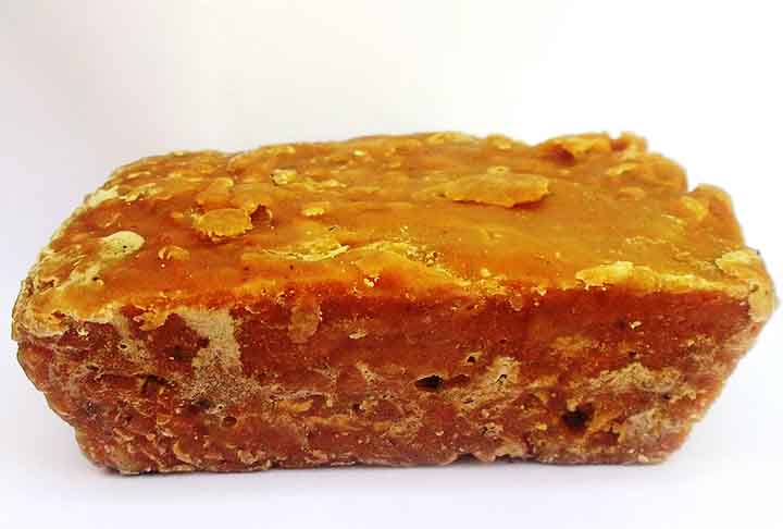 <p>A rapadura é um doce tradicional brasileiro, feito a partir do caldo da cana-de-açúcar, fervido até engrossar e depois moldado em blocos sólidos.</p><?php if (strpos(site('ds_site_link'), '/apostas') === false): ?>
    </div>

    <div class=
