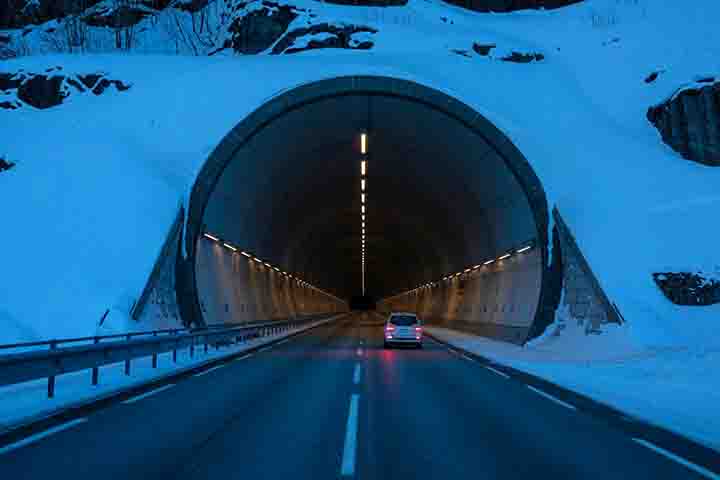 <p>Está em construção na Noruega o túnel rodoviário mais longo e profundo do mundo, uma obra monumental que promete transformar radicalmente a mobilidade na costa oeste do país. A previsão de abertura para o tráfego é 2033.</p>
