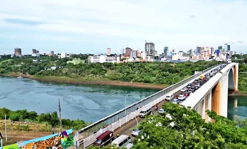 <p>Há 60 anos, no dia 27 de março de 1965, foi inaugurada a Ponte da Amizade, que liga a cidade de Foz do Iguaçu, no oeste do Paraná, a Ciudad del Este, no Paraguai.</p><?php if (strpos(site('ds_site_link'), '/apostas') === false): ?>
    </div>
    <div class=