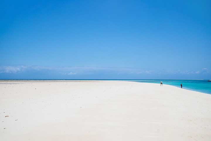 <p>Zanzibar, na costa da Tanzânia, encanta viajantes com praias de areia branca e mar azul-turquesa. O contraste cria paisagens paradisíacas e atrai turistas do mundo todo.</p></div>

<!-- INTERBANNER 5 [RETANGULO(BR)] - DESKTOP - [INTERNAS] -->
<div class=