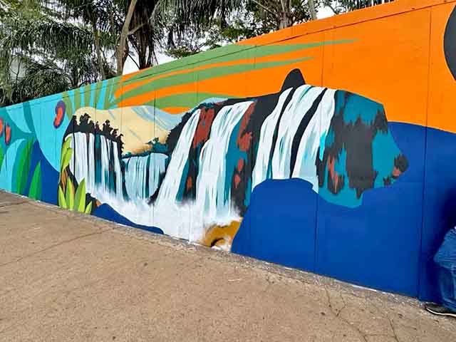 <p>O painel traz representações da biodiversidade da localidade e outras imagens que simbolizam a região do município paranaense.</p><?php if (strpos(site('ds_site_link'), '/apostas') === false): ?>
    </div>
    <div class=