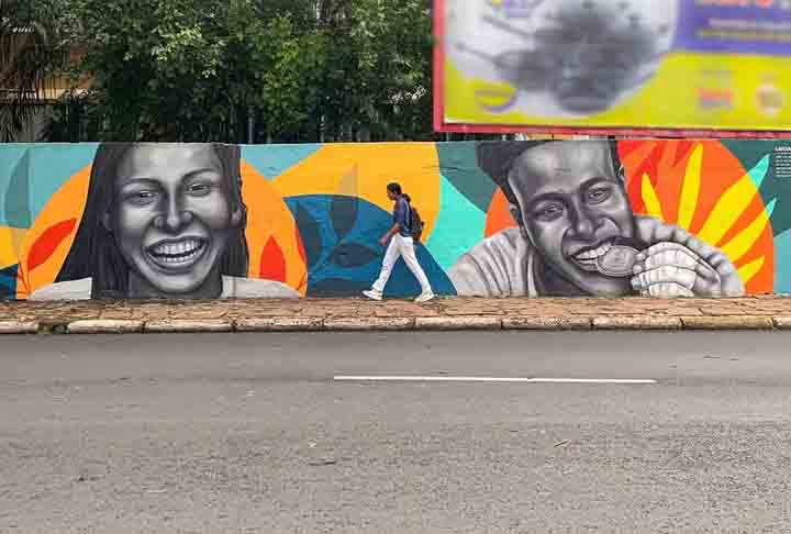 <p>Aracê também grafitou os semblantes das jogadoras de futebol Bia Zaneratto e Luciana. O desenho das atletas foi feito no muro da Escola Técnica Estadual (ETEC) da cidade paulista.</p>
