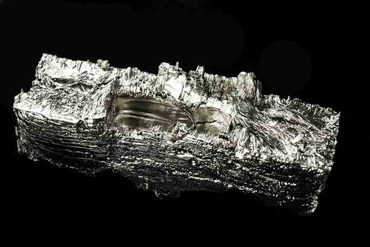 <p>Revestimentos de ródio dissolido, obtidas por eletrodeposição ou evaporação, devido a elevada dureza e reflexão óptica são utilizados para a produção de instrumentos ópticos.</p>
