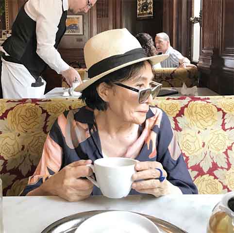 <p>Ao longo de sua trajetória, Yoko também se engajou em causas humanitárias e feministas, consolidando sua reputação como artista de vanguarda e defensora da paz mundial.</p>
