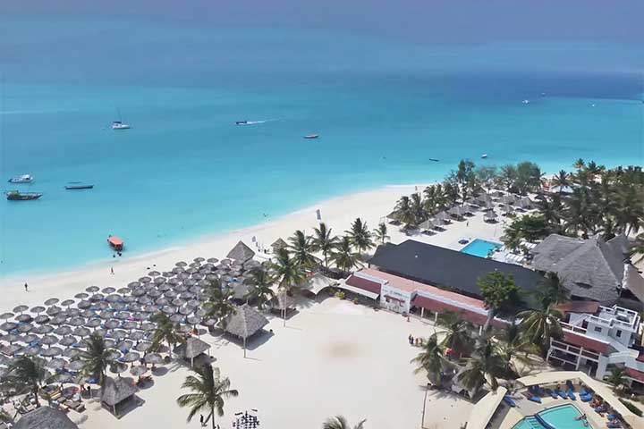 <p>Praias como Nungwi e Kendwa são procuradas não só pela beleza, mas também por esportes aquáticos e hospedagens de luxo. O pôr do sol é um espetáculo à parte.</p><?php if (strpos(site('ds_site_link'), '/apostas') === false): ?>
    </div>

    <div class=