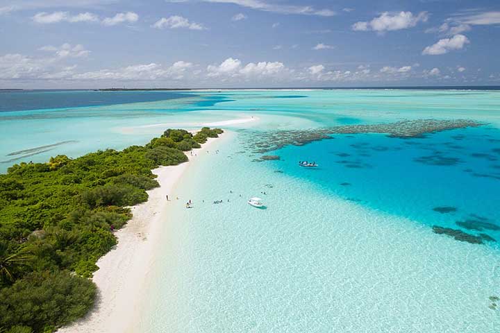 <p>Nas Maldivas, as ilhas de areia branca cercadas por recifes de coral oferecem um cenário ideal para mergulho e relaxamento. As águas são calmas e cristalinas.</p><?php if (strpos(site('ds_site_link'), '/apostas') === false): ?>

    </div>

    <div class=