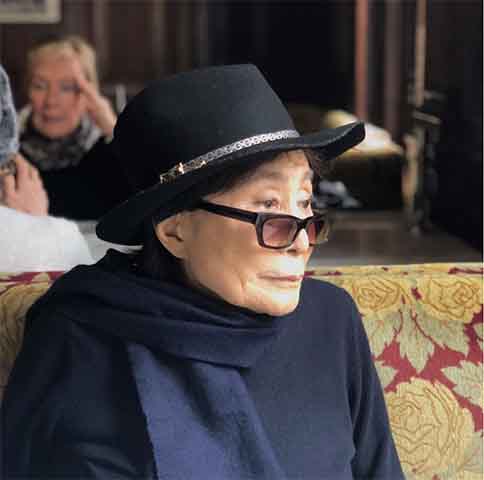 <p>Após o assassinato de John Lennon em 1980, Yoko Ono enfrentou o luto e a pressão da opinião pública, mantendo-se fiel à preservação do legado do ex-marido.</p>
