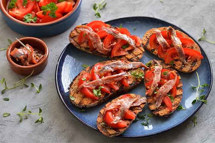 <p>Ao buscar o peixe fresco, ele deve estar sob refrigeração e apresentar uma aparência íntegra, cor vibrante e brilhante. Deve-se também o odor, que deve ser fresco e suave.</p>
