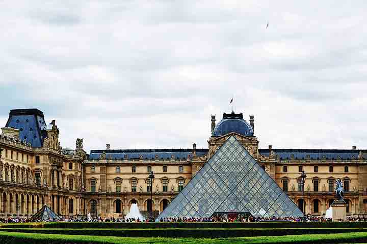 <p>Na França, o Museu do Louvre já foi uma fortaleza real no passado, mas tornou-se público em 1793. Possui estilo renascentista e a famosa pirâmide de vidro de I. M. Pei, criando uma mistura entre o antigo e o moderno.</p><?php if (strpos(site('ds_site_link'), '/apostas') === false): ?>

    </div>

    <div class=