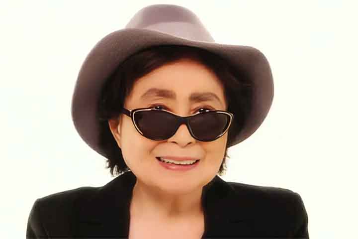 <p>Após o conflito, sua família se mudou para os Estados Unidos, onde Yoko estudou filosofia, música e literatura no Sarah Lawrence College, em Nova York, iniciando sua trajetória artística em um ambiente cosmopolita e intelectual.</p>
