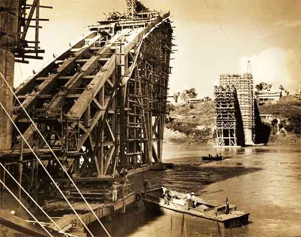 <p>As obras para construção da Ponte da Amizade se estenderam por quase uma década – de 14 de março de 1956 até a inauguração em março de 1965. O trabalho teve mais de mil operários envolvidos.</p>
