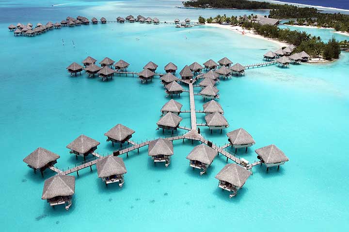 <p>Bora Bora, na Polinésia Francesa, também tem praias de areia branca e lagoas rasas. Os bangalôs sobre o mar são ícones do turismo de luxo na região.</p><?php if (strpos(site('ds_site_link'), '/apostas') === false): ?>

    </div>

    <div class=