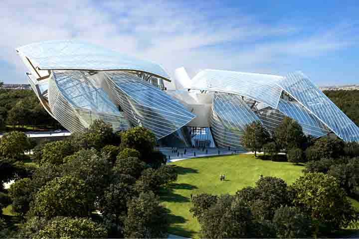 <p>O museu expõe a arte contemporânea, com peças de nomes como Gerhard Richter, Christian Boltanski e Pierre Huyghe. Ele utiliza métodos ecologicamente corretos, como aproveitamento de água da chuva e projetos de eficiência energética.</p>
